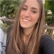 Studentessa universitaria in biotecnologie mediche impartisce lezioni in matematica italiano scienze storia e geografia. (Scuola elementare)